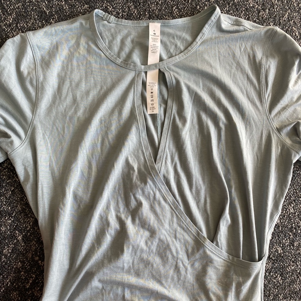 Women’s size 6 Light Blue Lululemon Cross body Short Sleeve Shirt